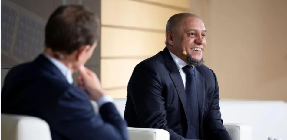 竞技宝下载-印象最深刻的队友？卡洛斯：路易斯-菲戈，他来皇马我很开心