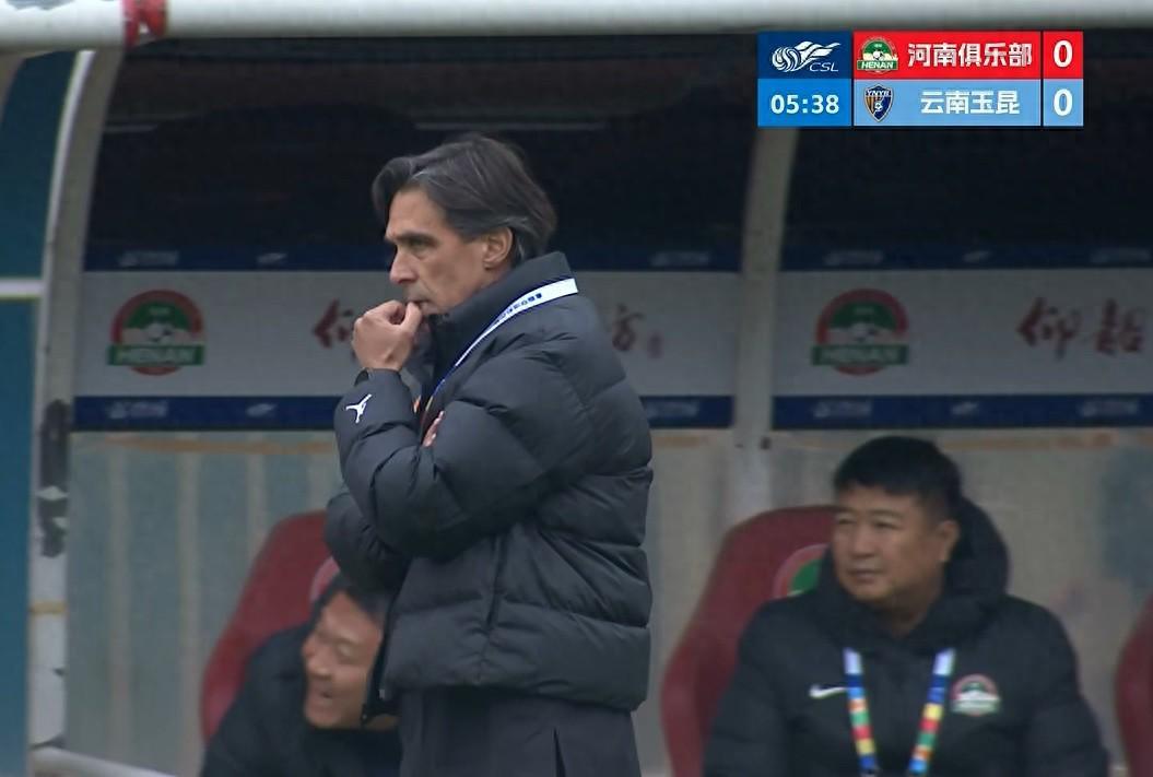 河南锋无力隐现？5次得分机会浪费4次，姆布拉中超首球仍差强人意